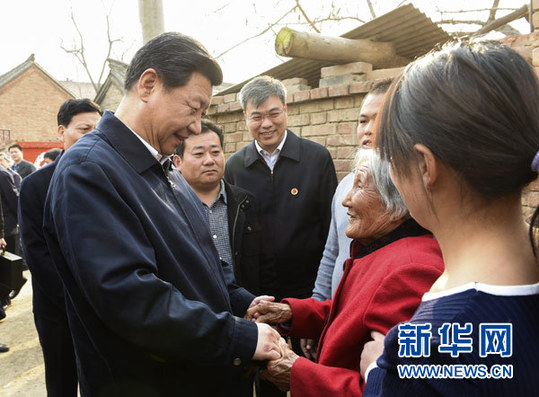 3月17日，习近平在东坝头乡张庄村看望85岁老人张景枝