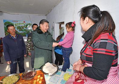 2017年1月24日，习近平来到河北省张家口市，看望慰问基层干部群众，考察脱贫攻坚工作。这是习近平在张北县小二台镇德胜村村民徐学海家中看望。（图片来源：新华社）