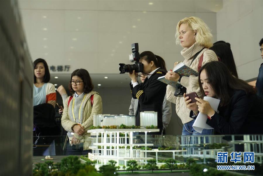 （十九大·XHDW）（4）中外记者会外感受北京轨道交通