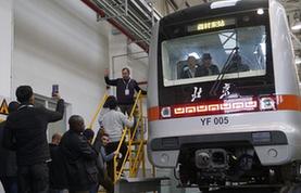（十九大·XHDW）（1）中外记者会外感受北京轨道交通