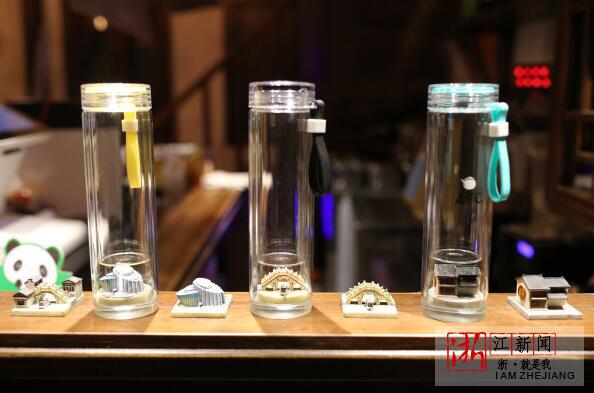 乌镇景区一家饮品店设计的第四届世界互联网大会带有乌镇特色建筑的纪念款茶杯。
