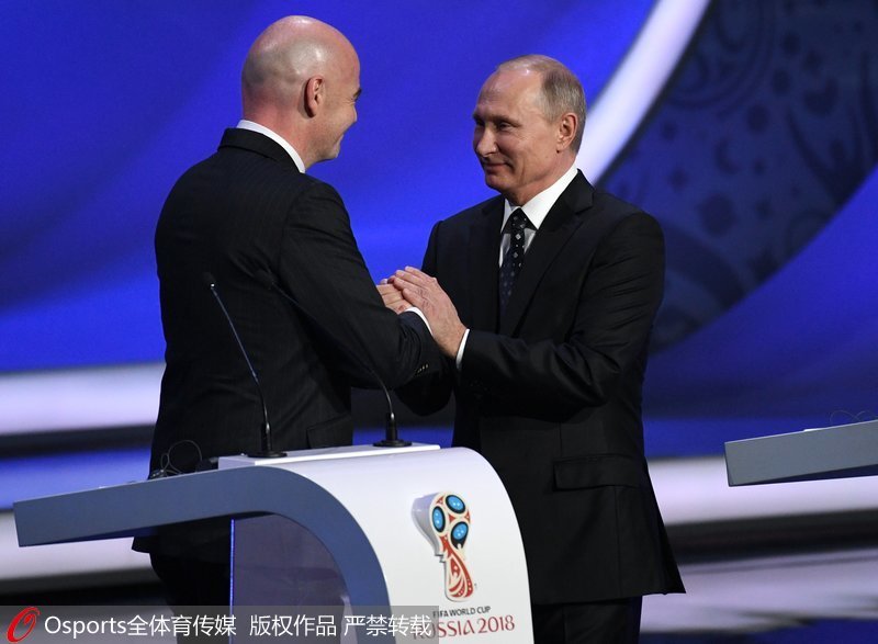 普京与国际足联主席因凡蒂诺握手