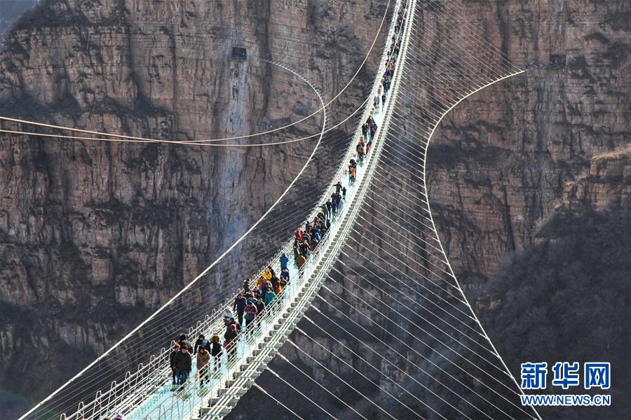 #（社会）（1）河北平山：全长488米悬跨式玻璃桥正式开放