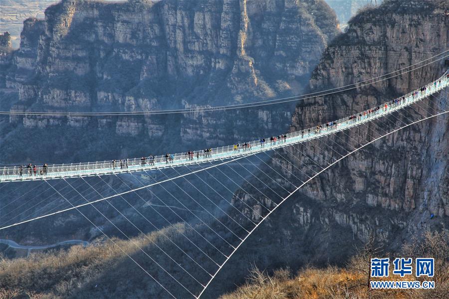 #（社会）（4）河北平山：全长488米悬跨式玻璃桥正式开放