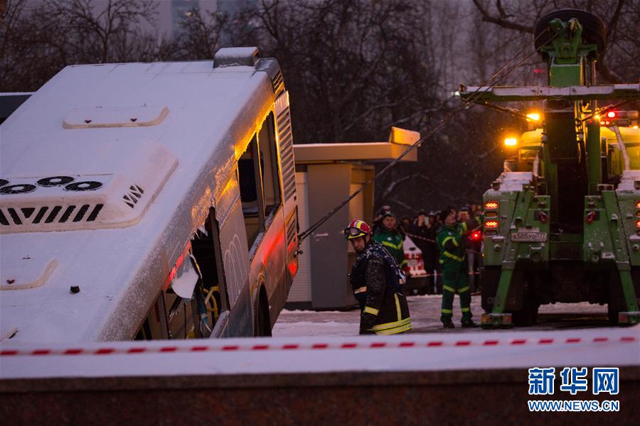 （国际）（3）莫斯科一公交车冲入地下通道致5人死亡