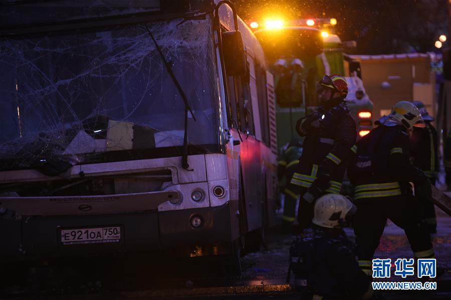 （国际）（8）莫斯科一公交车冲入地下通道致5人死亡