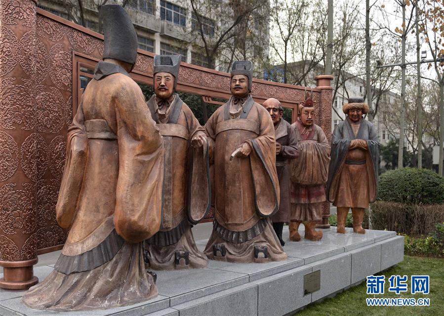 （社会）（1）西安：馆藏文物“变身”街头雕塑