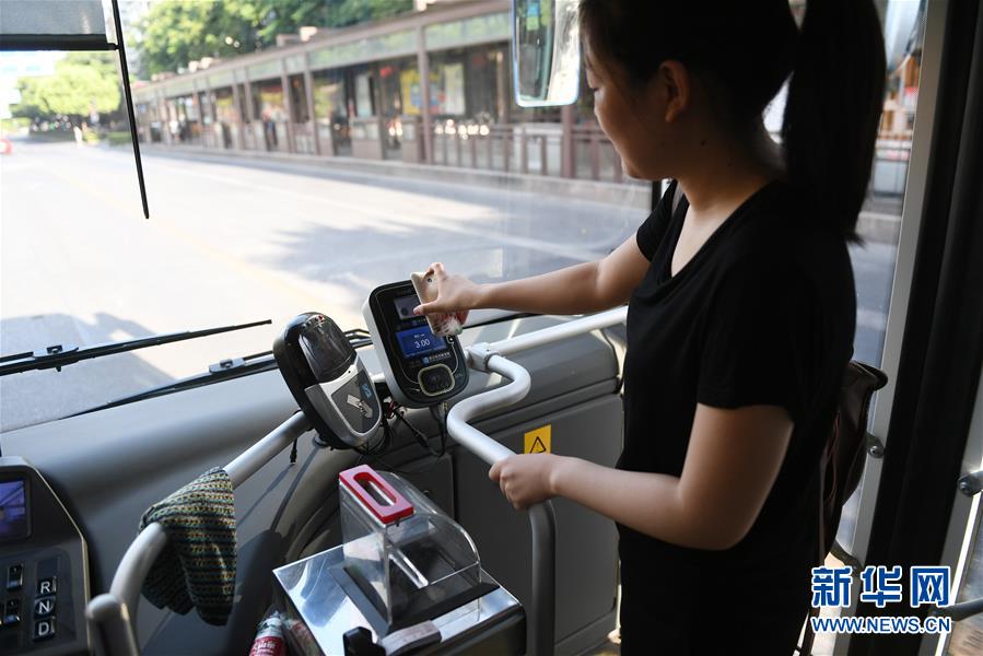 （社会）（7）杭州地铁实现移动支付过闸乘车