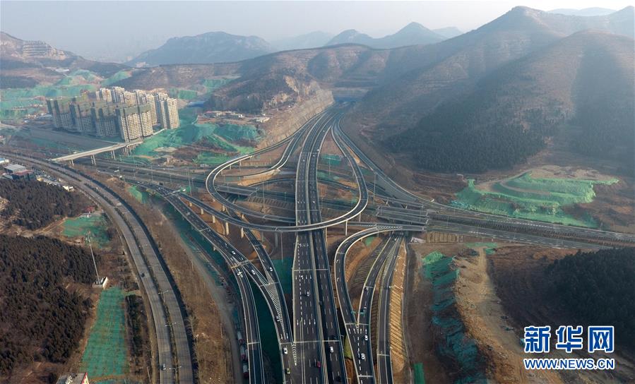 （经济）（1）济南最大的立交桥投入使用 