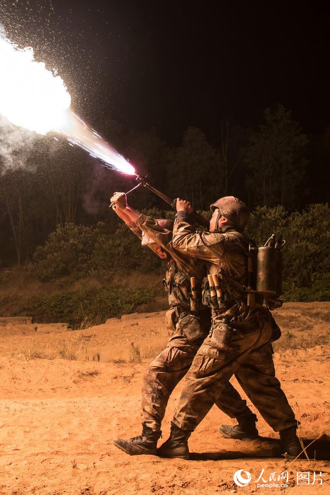 12月20日,喷火兵进行夜间协同射击