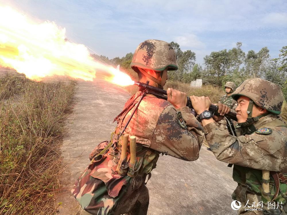 喷火兵利用协同喷火精确打击“敌”目标。苏祥定摄