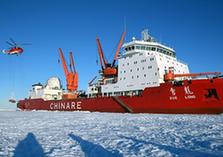 （第34次南极科考）（1）中俄科考船同步卸货 上演南极“冰上二重奏”