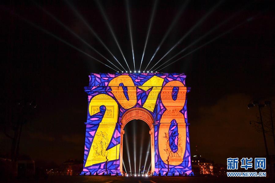 （国际）（2）巴黎凯旋门“换装”迎新年