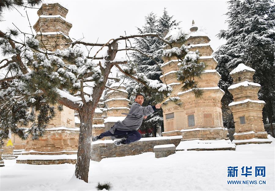 （文化）（2）少林寺武僧雪中展绝技