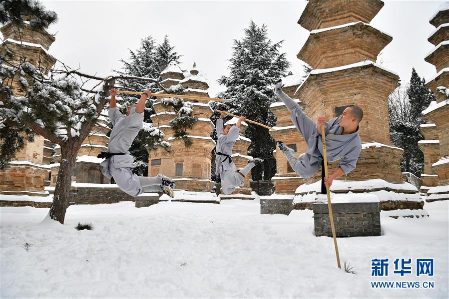 （文化）（3）少林寺武僧雪中展绝技