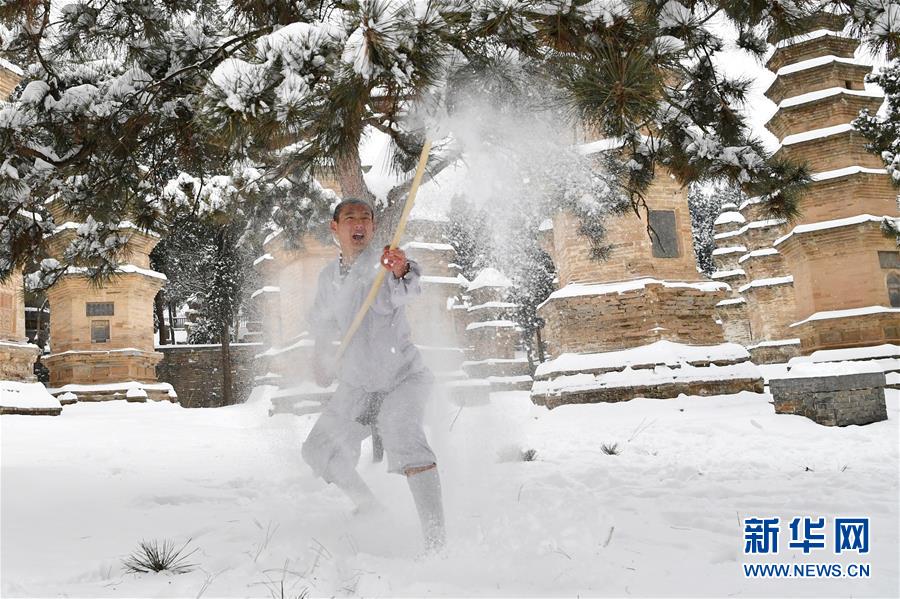 （文化）（4）少林寺武僧雪中展绝技