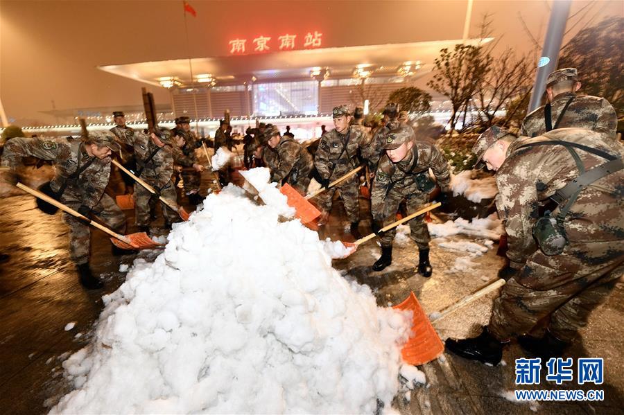 （图文互动）解放军出动官兵万余人次驰援苏皖扫雪除冰