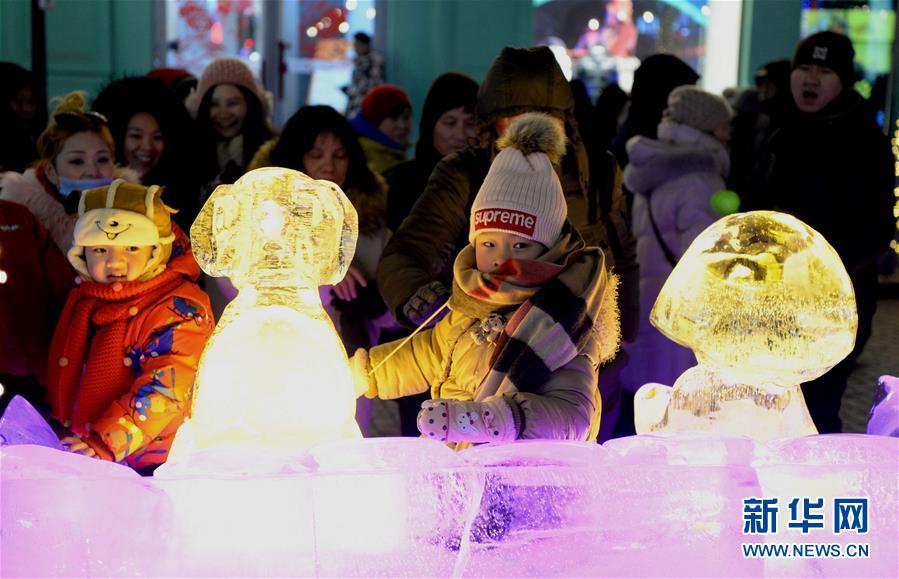 （社会）（1）哈尔滨：五彩冰雕扮靓中央大街