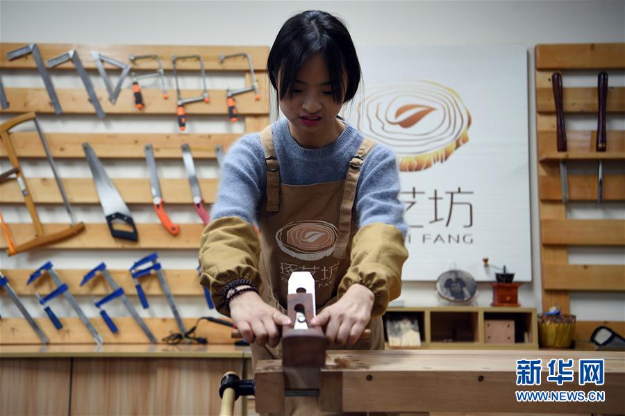 （图片故事）（1）女孩创业当“木匠”