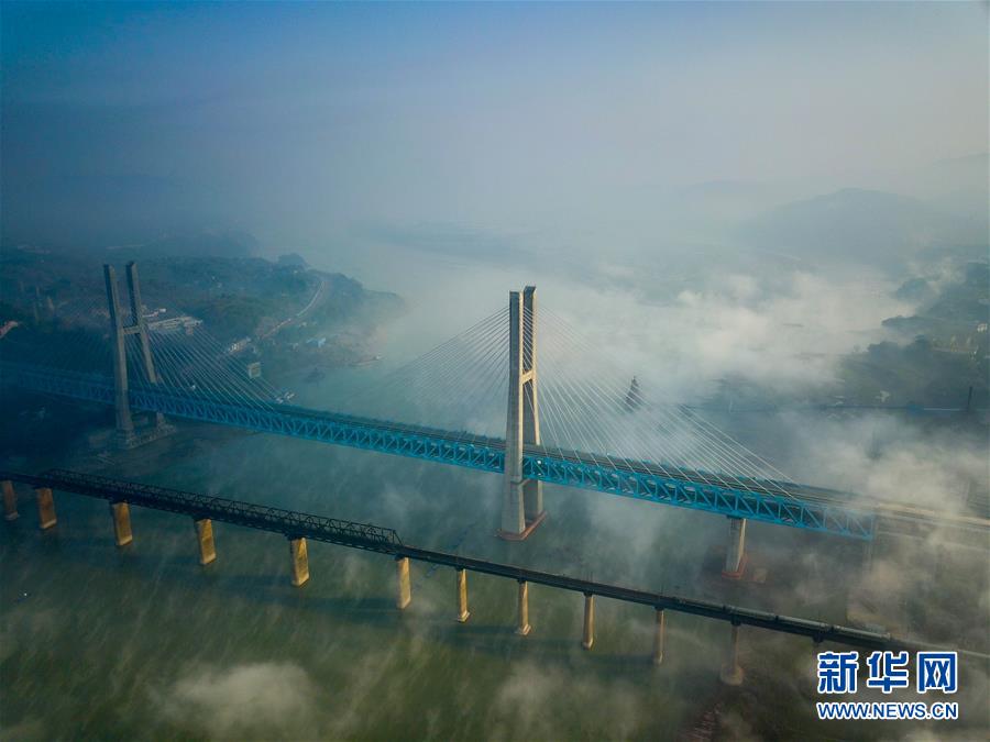 （经济）（5）世界首座双层六线钢桁梁铁路斜拉桥在渝落成