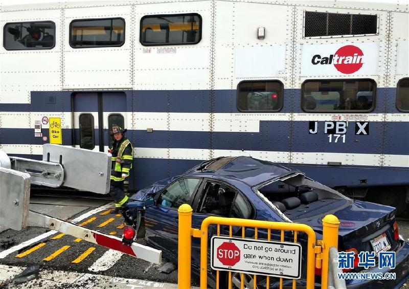 （国际）（1）美国旧金山湾区加州铁路列车发生碰撞事故