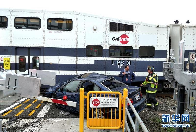 （国际）（2）美国旧金山湾区加州铁路列车发生碰撞事故