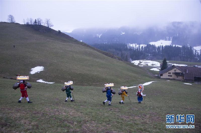 （国际·图文互动）（4）瑞士山村牛铃声里庆新年