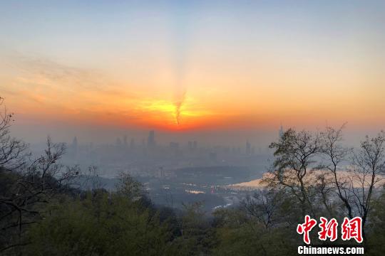 “灰霾”突袭长三角多地南京上空现“红与灰”碰撞奇观