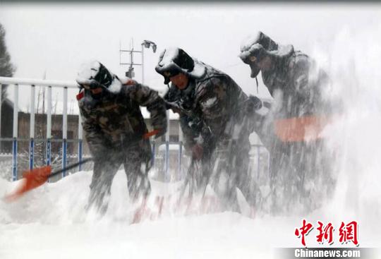 新疆霍尔果斯遭遇大雪积雪20厘米边检站官兵严寒天保畅通