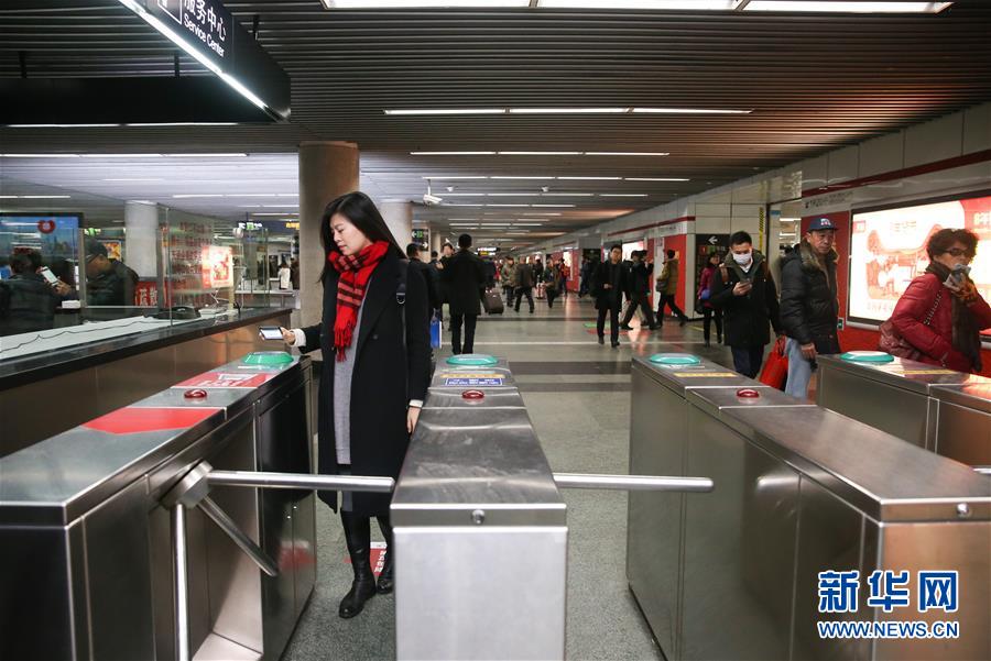 （社会）（1）上海地铁将全网试行“刷码过闸”　