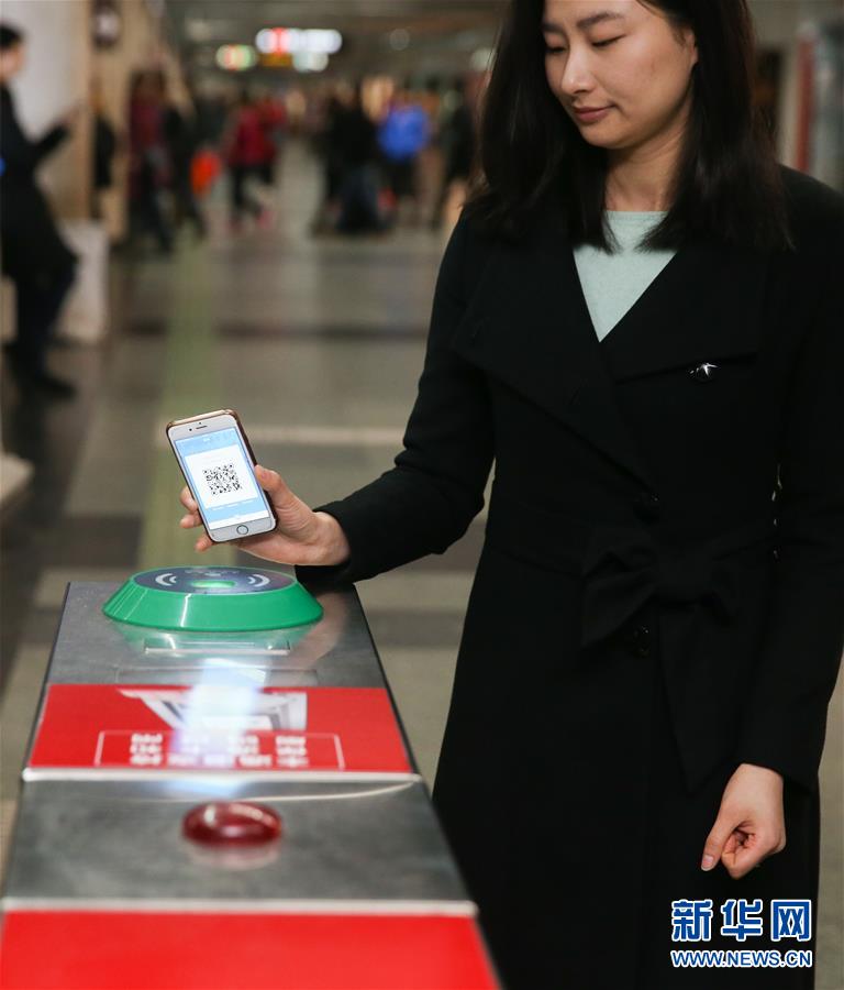 （社会）（3）上海地铁将全网试行“刷码过闸”　