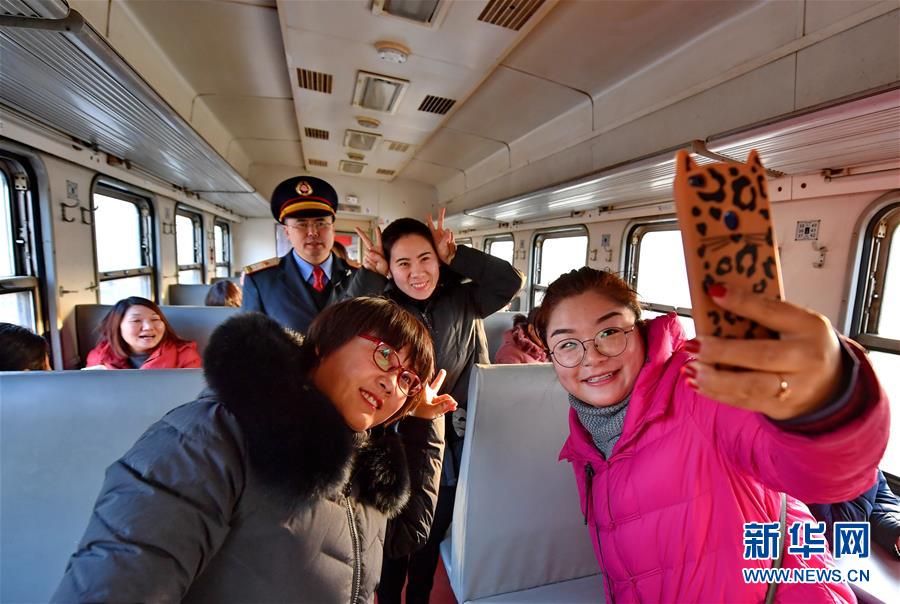 （社会）（1）河北唐山停运旅客多年的百年铁路重新开行客运列车
