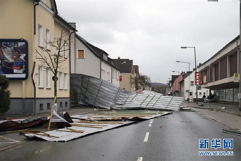 （国际）（5）德国遭遇飓风袭击 全国铁路交通中断 
