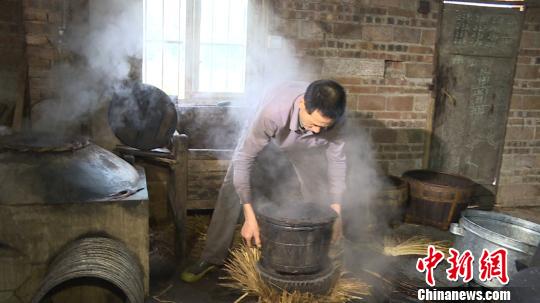 广西六旬老翁古法榨茶油暖心制作“第一道年货”