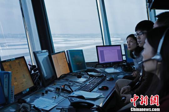 民航华东空管积极应对上海持续性降雪天气