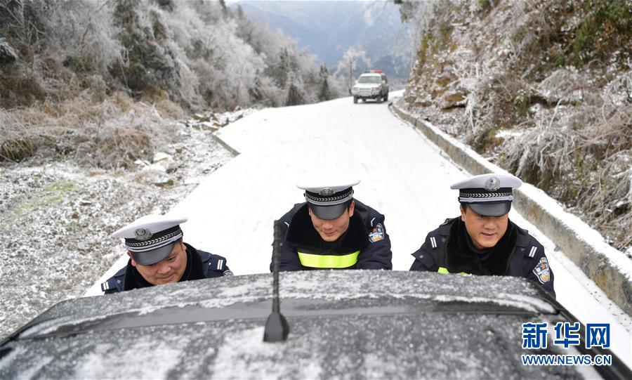 #（社会）（2）民警雪中护安全