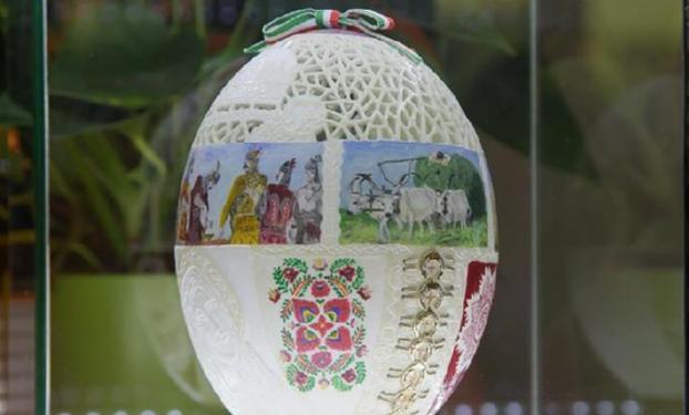 （国际）（2）匈牙利“复活节彩蛋女王”制作出巨型彩蛋
