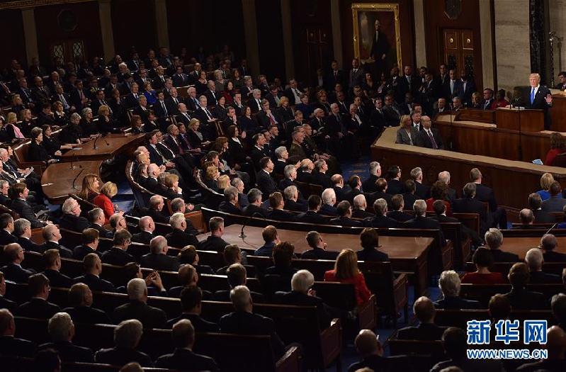 总统特朗普(右上)在华盛顿国会山发表其执政以来的首次国情咨文演讲