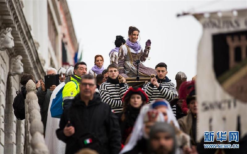 （国际）（2）威尼斯狂欢节举行“玛丽节”游行