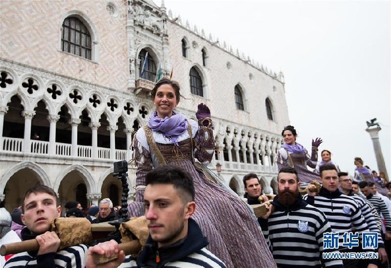 （国际）（3）威尼斯狂欢节举行“玛丽节”游行