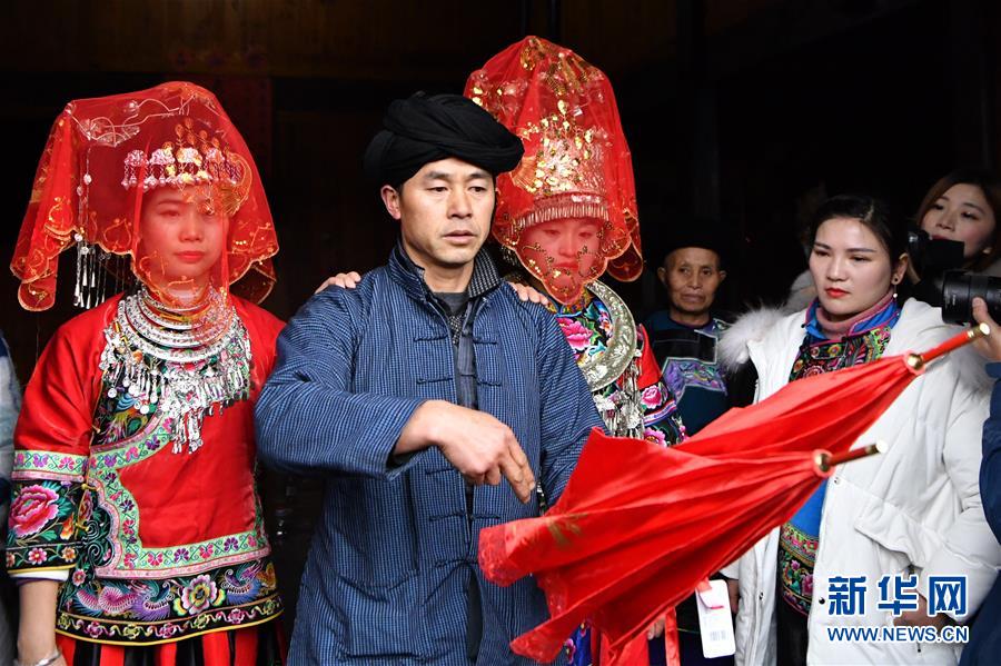 （新春走基层）（7）十八洞村上演苗家婚礼