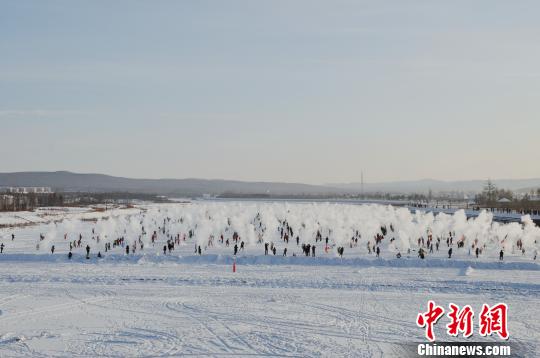 中国“北极”漠河上演“千人泼水成冰”壮观景象