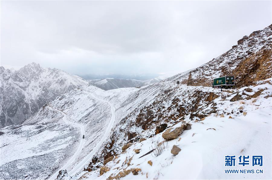 （新华全媒头条·图文互动）（9）川藏线上流动的“航标”——记雪线邮路藏族驾驶员其美多吉