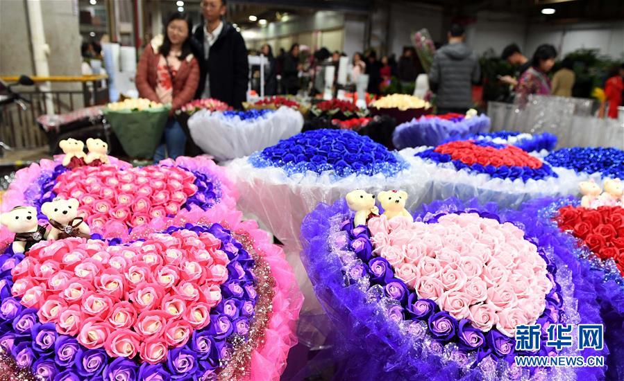 （社会）（2）云南大批鲜花上市 花卉市场迎交易高峰