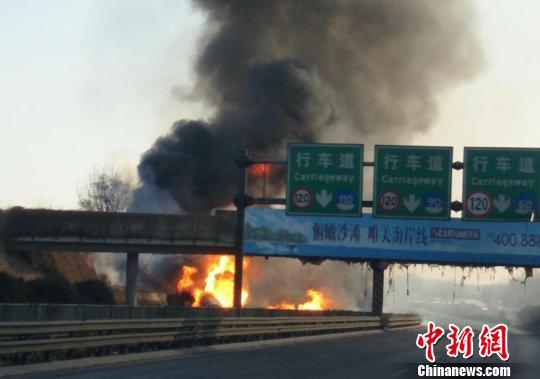 京哈高速河北境内发生交通事故致6人轻度烧伤