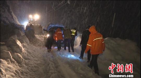 云南独龙江公路降雪致车辆被困已进行交通管制