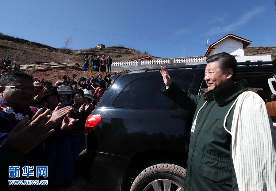 2月11日，中共中央总书记、国家主席、中央军委主席习近平在四川考察。这是习近平在凉山彝族自治州昭觉县解放乡火普村同乡亲们道别。新华社记者 谢环驰 摄