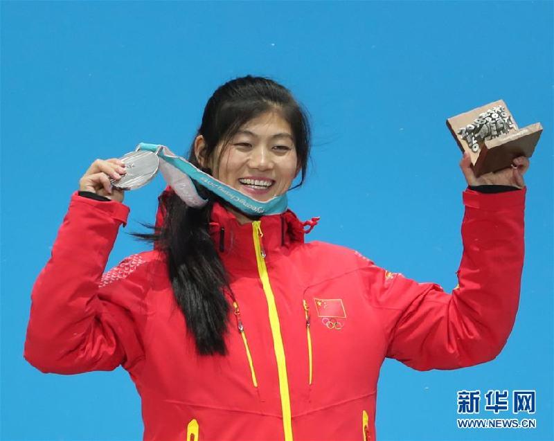 （冬奥会·领奖台）（4）单板滑雪——女子U型场地：刘佳宇参加颁奖仪式 