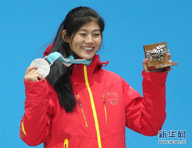 （冬奥会·领奖台）（1）单板滑雪——女子U型场地：刘佳宇参加颁奖仪式 