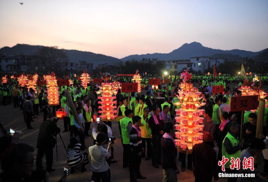 福建连城芷溪花灯纸包火的奇迹